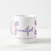 Jennifer-naam die decoratieve J-monogram-mok betek Koffiemok (Voorkant links)