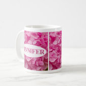 "Jennifer" Naam in Roze Hydrangea Bloemen Letterin Koffiemok (Voorkant links)