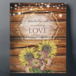 Jeremiah 31:3 Rustic Wood Bijbel Floral Bible Vers Fotoplaat<br><div class="desc">Viel je geloof in dit inspirerend plekje met het vers van Jeremiah 31:3. Ik heb van je gehouden met een eeuwig liefde. Dit ontwerp is voorzien van een rustige achtergrond met zonnebloemen en snaarlampen.</div>