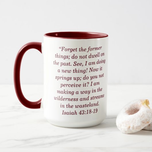 Jesaja 43:18 Aangepaste Bijbeltekst Tweekleurige k Mok (Met donut)