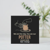 Jesaja 64:8 Potter en Klei Minimalistische Lijnkun Kaart (Staand voorkant)
