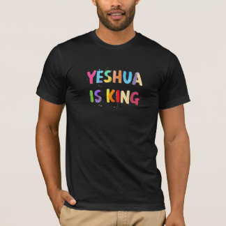 Jeshua Is Koning – Christelijke Regenboog Borstel T-shirt