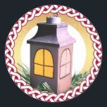 Jesse Tree Watchman Lantaarn Dag 16 Ornament Ronde Sticker<br><div class="desc">Advent Jesse tree ornament voor dag 16 is een uitkijktoren. Deze lantaarn van de wachter is het symbool voor de 18e dag van de Advent met het schriftvers van "Ik ben met u. Ik zal over je waken, waar je ook gaat. En Ik zal u terugbrengen naar dit land. Ik...</div>