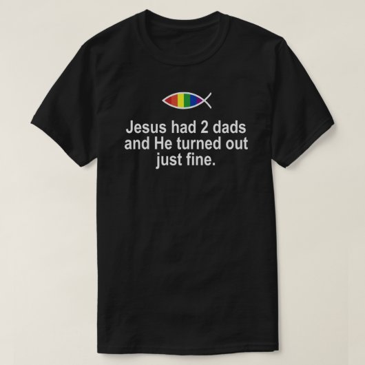 JESUS HAD TWEE DADS EN HIJ KWAM ALLEEN VRIJ UIT. T-SHIRT (Design voorkant)