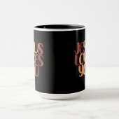 Jesus Loves Christelijk Typografie Ontwerp Mok (Midden)