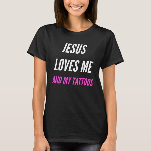 Jesus loves me and my tattoos quote t-shirt (Voorkant)