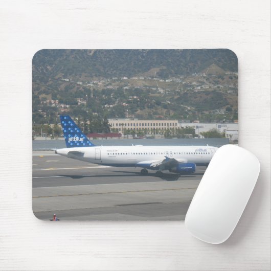 Jet Blue op RWY 8 bij KBUR Muismat (Met muis)