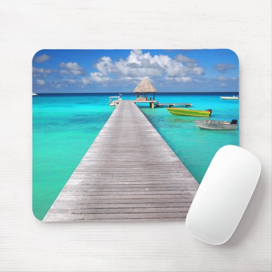 Jetty met boten in een tropische lagune muismat (Met muis)