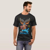 Jewdolph Hanukkah Reindeer Menorah Chanukah T-shirt (Voorkant volledig)