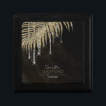 Jewel Palm Leaf Wedding Gold ID830 Cadeaudoosje<br><div class="desc">Kies voor een opvallende, glitz en glazen blik door de stukken in deze trouwsuite te gebruiken zoals getoond, met juwelen die de met diamant omringde palmbladeren omhullen of verwijder de juwelen lagen voor een iets conservatievere blik. Deze set is voorzien van bladeren in glanzend goud tegen een getextureerde achtergrond met...</div>