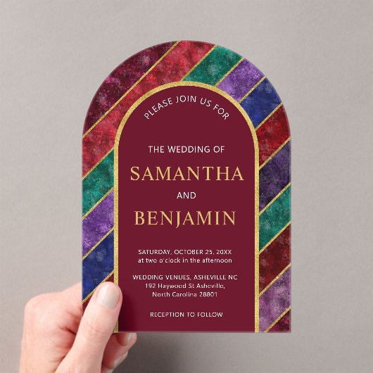 Jewel Tone Luxe Boog Bourgondië Gouden Huwelijk Acryl Uitnodigingen (Insitu (Draagbaar))