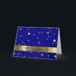 Jewish Hanukkah Golden Blue Stars Wenskaart Feestdagen Kaart<br><div class="desc">Dit wenskaart heeft een gouden streep met de blauwe expressie: "Hanukkah" op een blauwe en gouden sterrenachtergrond.  Inside,  heeft de kaart een Hanukkah vakantiegroet. Het is een geweldige kaart voor je vakantie-mailbeleving en ook een unieke gave voor je geliefden. U kunt het ook met enveloppen,  stickers en zegels aanpassen.</div>