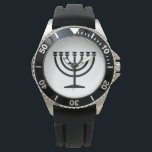 Jewish Menorah (symbool van het jodendom) Horloge<br><div class="desc">Dit ontwerp is een illustratie van een menorah die door joodse mensen wordt gebruikt om de achtdaagse vakantie van de Hanukkah te vieren. De menorah is een negen-vertakt candelabrum dat tijdens de Hanukkah wordt aangestoken. Acht van de negen takken hebben licht (kaarsen of olielampen) dat de acht nachten van de...</div>