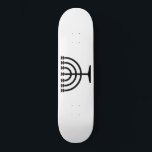Jewish Menorah (symbool van het jodendom) Persoonlijk Skateboard<br><div class="desc">Dit ontwerp is een illustratie van een menorah die door joodse mensen wordt gebruikt om de achtdaagse vakantie van de Hanukkah te vieren. De menorah is een negen-vertakt candelabrum dat tijdens de Hanukkah wordt aangestoken. Acht van de negen takken hebben licht (kaarsen of olielampen) dat de acht nachten van de...</div>