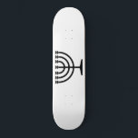 Jewish Menorah (symbool van het jodendom) Persoonlijk Skateboard<br><div class="desc">Dit ontwerp is een illustratie van een menorah die door joodse mensen wordt gebruikt om de achtdaagse vakantie van de Hanukkah te vieren. De menorah is een negen-vertakt candelabrum dat tijdens de Hanukkah wordt aangestoken. Acht van de negen takken hebben licht (kaarsen of olielampen) dat de acht nachten van de...</div>