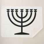 Jewish Menorah (symbool van het jodendom) Sherpa Deken<br><div class="desc">Dit ontwerp is een illustratie van een menorah die door joodse mensen wordt gebruikt om de achtdaagse vakantie van de Hanukkah te vieren. De menorah is een negen-vertakt candelabrum dat tijdens de Hanukkah wordt aangestoken. Acht van de negen takken hebben licht (kaarsen of olielampen) dat de acht nachten van de...</div>