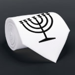 Jewish Menorah (symbool van het jodendom) Stropdas<br><div class="desc">Dit ontwerp is een illustratie van een menorah die door joodse mensen wordt gebruikt om de achtdaagse vakantie van de Hanukkah te vieren. De menorah is een negen-vertakt candelabrum dat tijdens de Hanukkah wordt aangestoken. Acht van de negen takken hebben licht (kaarsen of olielampen) dat de acht nachten van de...</div>