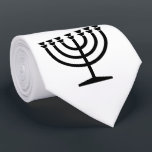 Jewish Menorah (symbool van het jodendom) Stropdas<br><div class="desc">Dit ontwerp is een illustratie van een menorah die door joodse mensen wordt gebruikt om de achtdaagse vakantie van de Hanukkah te vieren. De menorah is een negen-vertakt candelabrum dat tijdens de Hanukkah wordt aangestoken. Acht van de negen takken hebben licht (kaarsen of olielampen) dat de acht nachten van de...</div>