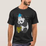Jewish Panda Menorah Cute Hanukkah Chanukah Beer A T-shirt<br><div class="desc">Pak deze Joodse Panda Menorah T-Shirt als een Hanukkacadeau uit 2020 voor je joodse vriend of familielid. Draai je droom acht nachten door met deze lelijke Chanokah Joodse kerstman Pajama Hebrew Outfit en heb een gelukkige Hannukah!</div>