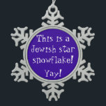 Jewish Star Snowflake Tin Sneeuwvlok Ornament<br><div class="desc">Als ik een zespuntige sneeuwvlok zie,  ben ik altijd genaaid dat iemand een Joods symbool maakte zonder het te realiseren,  vooral als het een combinatie is van blauw en wit of zilver,  net als dit!</div>