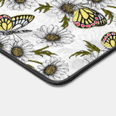 Jezebel vlinders en daisy bloemen op wit bureaumat (Hoek)
