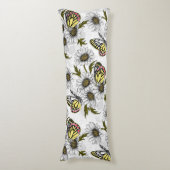 Jezebel vlinders en daisy bloemen op wit lichaamskussen (Voorkant Verticaal)