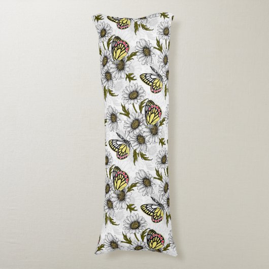 Jezebel vlinders en daisy bloemen op wit lichaamskussen (Voorkant Verticaal)