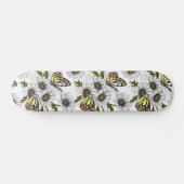 Jezebel vlinders en daisy bloemen op wit persoonlijk skateboard (Horizontaal)
