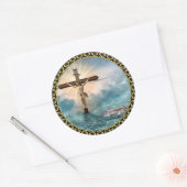Jezus hangt van een Christelijk kruisbeeld. Ronde Sticker (Envelop)