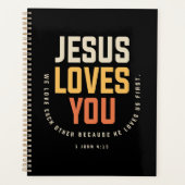 Jezus houdt van je - 1 Johannes 4:19 Christelijk Planner (Voorkant)