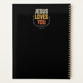 Jezus houdt van je - 1 Johannes 4:19 Christelijk Planner (Achterkant)