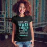 Jezus inspirerend citaat Modern script T-shirt<br><div class="desc">Christelijk T-shirt met het bijbelse vers van John 14:6 Jezus zei hem: "Ik ben de weg, de waarheid en het leven. Niemand kan naar de Vader komen, behalve door mij." De verzen zijn in blauwe pastelkleuren en in gemengde kalligrafie en minimalistische typografie. Dit trendy, moderne geloof ontwerp is het perfecte...</div>