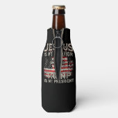 Jezus is mijn redder Trump mijn President Amerikaa Flesjeskoeler (Fles Achterkant)
