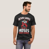 Jezus redt Hockey Goalie Passes Moses Funny Relig T-shirt (Voorkant volledig)