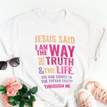 Jezus T-shirt<br><div class="desc">Christelijk T-shirt met het bijbelse vers van John 14:6 Jezus zei hem: "Ik ben de weg, de waarheid en het leven. Niemand kan naar de Vader komen, behalve door mij." De verzen zijn in oranje rode en roze kleuren en in gemengde kalligrafie en minimalistische typografie. Dit trendy, moderne geloof ontwerp...</div>