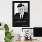 JFK John F. Kennedy Quote Dingen gebeuren niet Poster (Thuiskantoor)