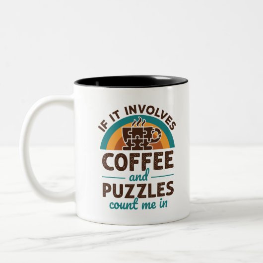 Jigzaag puzzels en koffie tellen me in tweekleurige koffiemok (Links)