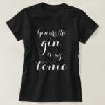 Jij bent de gin van mijn tonische typografie t shi t-shirt<br><div class="desc">Jij bent de gin van mijn tonische typografie t shirt. Grappig drink citaat voor mannen en vrouwen, pasgetrouwden, koppel, bruid en bruidegom etc. Leuke verjaardag, verloving of huwelijksfeest geven de voorkeur aan een cadeau-idee voor vrienden en familie. Alcoholische humor. Stijlvolle script kalligrafie typografie sjabloon. Ook leuk als rekwisiet voor vrijgezel-...</div>