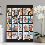 Jij bent de One Romantic 20 Photo Collage Black Canvas Afdruk<br><div class="desc">Romantic foto canvas cadeau voor je partner - perfect voor een cadeau voor je trouwdag, verloving, voorstel, enzovoort. Het ontwerp kenmerkt overmaatse druk die "u bent"leest, die als bekleding op uw afbeeldingen wordt getoond. Het fotomalplaatje is opstelling voor u om 20 van uw favoriete foto's toe te voegen, die allen...</div>