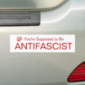 Jij hoort anti-fascist te zijn (Rood op Wit) Bumpersticker (Op auto)