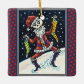 JINGLE BOTTEN SANTA, HOLIDAY SKELETON & STOCKINGS KERAMISCH ORNAMENT (Voorkant)