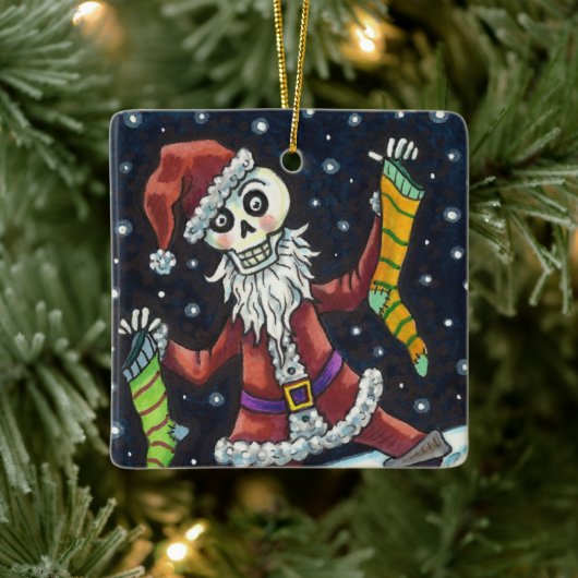 JINGLE BOTTEN SANTA, HOLIDAY SKELETON & STOCKINGS KERAMISCH ORNAMENT (Boom)