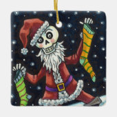 JINGLE BOTTEN SANTA, HOLIDAY SKELETON & STOCKINGS KERAMISCH ORNAMENT (Voorkant)
