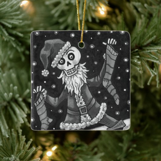 JINGLE BOTTEN SANTA, HOLIDAY SKELETON & STOCKINGS KERAMISCH ORNAMENT (Boom)