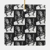 JINGLE BOTTEN SANTA, HOLIDAY SKELETON & STOCKINGS KERAMISCH ORNAMENT (Achterkant)