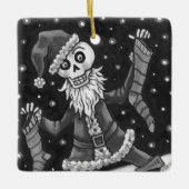 JINGLE BOTTEN SANTA, HOLIDAY SKELETON & STOCKINGS KERAMISCH ORNAMENT (Voorkant)
