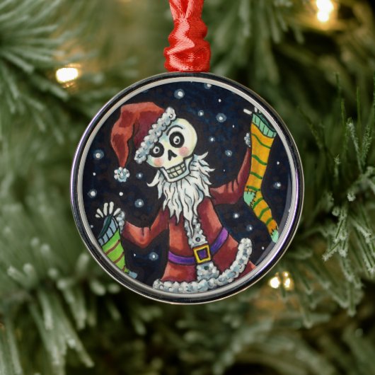 JINGLE BOTTEN SANTA, HOLIDAY SKELETON & STOCKINGS METALEN ORNAMENT (Boom)