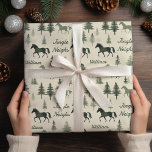 Jingle Neighs" Paardeninpakpapier | Aangepaste naa Cadeaupapier<br><div class="desc">Gezellige houten geschenkverpakking met donkergroene paarden draven tussen groenblijvende bomen met de speelse "Jingle Neighs" woordspeling. Voeg een naam toe voor een gepersonaliseerde kerstlook met ruiterthema in een neutraal groen palet.</div>