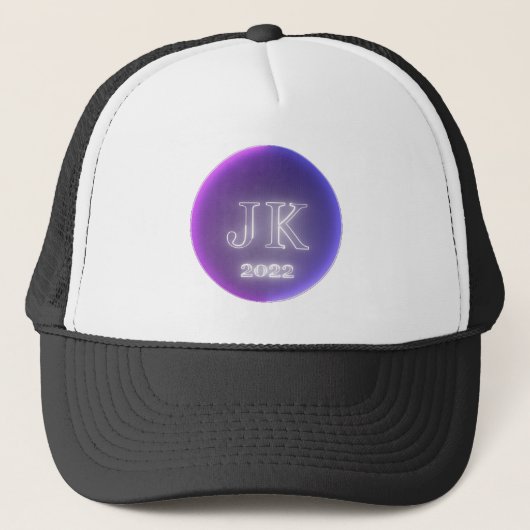 JK 2022 Trucker Hat Silver Colored Text Trucker Pet (Voorkant)