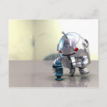 Jo Bot VS Little Blue Bot Briefkaart<br><div class="desc">Een enorme metalen robot sluipt achter een kleine blauwe windrobot</div>